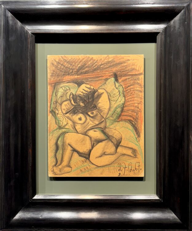 Título: Nu Couché Publicada en el catálogo de Christian Zervos, vol.  27, pág. 56, foto 167. Procedencia de la galería Louise Leiris, y luego de la colección privada “Barcelonesa”. Nunca ha sido subastada antes. Tamaño: 44,5 x 35 cm. Técnica: Lápices de colores, pastel y lápiz de carbón sobre cartón de un centímetro. Title: Nu Couché Published in the Christian Zervos catalogue, vol. 27, p. 56, photo 167. Provenance from the Louise Leiris gallery, and later from the private collection “Barcelonesa.” It has never been at auction before. Size: 44.5 x 35 cm. Technique: Colored pencils, pastel, and charcoal pencil on one-centimeter cardboard.